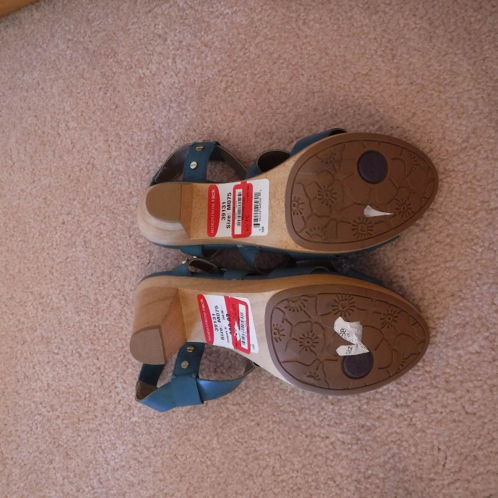Me Too Wedges - Picture 5 of 6